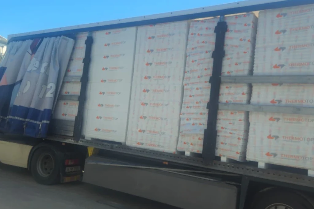 Depozit de placi PIR in Bucuresti pregatite pentru transport pe santier. Articolul analizeaza pretul real la m2 luand in calcul logistica si accesoriile.